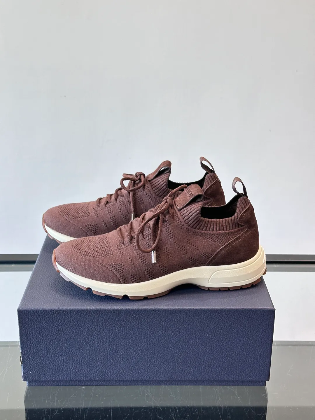 Men's Men's Shoes 💰p440 "Dior" B80 sneakers are a new product of Dior men's series, focusing on comfort and fashion. The upper is made of breathable mesh + fabric splicing, which is lightweight and fits the shape of the foot, making it super comfortable for daily wear. The sole is made of rubber, which has great grip and wear resistance, and is suitable for commuting or light sports. The overall style is simple, the gray tone is versatile, and the shoelaces are adjustable for a more stable fit. Designed by Kim Jones, it is both practical and trendy. It is one of the new hot items in early spring①. size: 39-45 (38.46 customized)